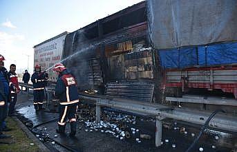 Anadolu Otoyolu'nda seyir halindeki kamyonun römorku yandı