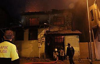 Bursa'da 2 katlı binada çıkan yangın söndürüldü