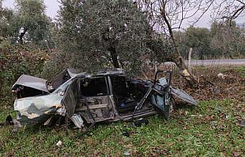 Bursa'da zeytinliğe savrularak hurdaya dönen aracın sürücüsü yaralandı