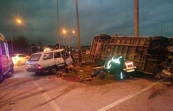 İşçileri taşıyan minibüsle otomobil çarpıştı: 1 ölü, 4 yaralı