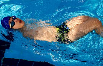 Doğuştan kolları olmayan 11 yaşındaki yüzücü, milli formayı giymek için sabırsızlanıyor