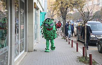 İnegöl'de “koronavirüs kostümü“yle gezen belediye personelinden maske, mesafe, temizlik uyarısı