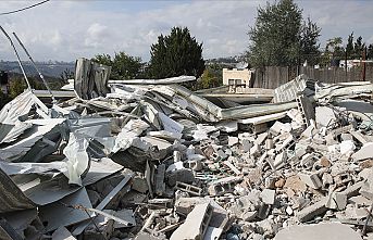 İsrail, Filistinli ailelere evlerini kendi elleriyle yıktırdı
