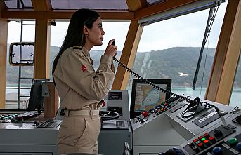 Kıyı emniyetinin ilk kadın römorkör kaptanı dümen başında