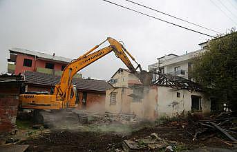 Marmara Depremi'nin “merkez üssü“nde hasarlı binalar yıkılıyor