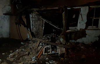 Metruk ev, çıkan yangının ardından çöktü