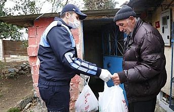 65 yaş ve üstü vatandaşlara gıda yardımları sürüyor