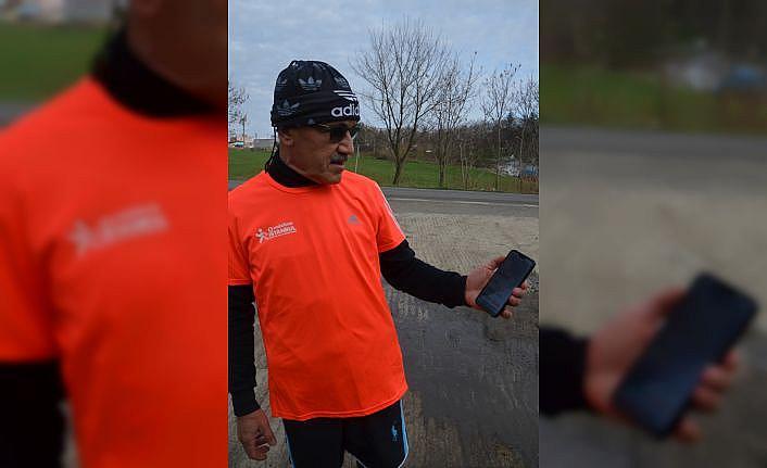 Atletizm tutkunu yaşlı adam maraton özlemini “sanal koşu“ ile gideriyor