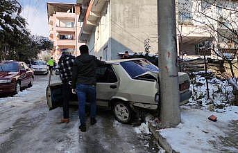 Bursa'da hırsızlık şüphelileri çalıntı otomobille polisten kaçarken kaza yaptı