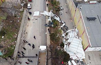 Bursa'da kuvvetli lodos bazı iş yerlerinin çatılarını uçurdu: 1 yaralı