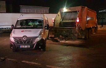 Bursa'da servis aracı ile çöp kamyonu arasında sıkışan işçi yaralandı