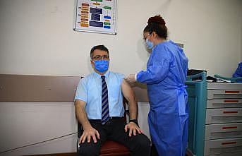 CoronoVac aşısı sağlık çalışanlarına uygulanmaya başlandı