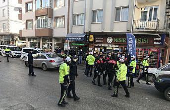 Edirne'de “dur“ ihtarına uymayarak polis aracına çarpan otomobildeki 2 kişi yakalandı