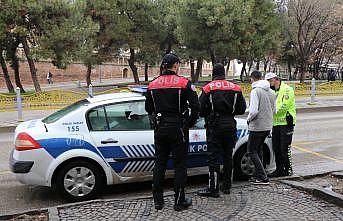 Edirne'de kısıtlamayı ihlal eden yoklama kaçağı sürücü polise yakalandı