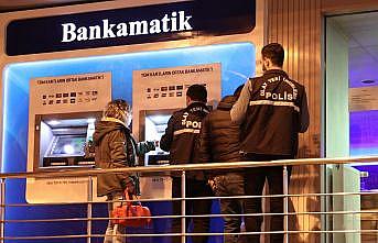 Esenler'de ATM'nin kartını yutmasına sinirlenen kişi bankanın camını kırdı