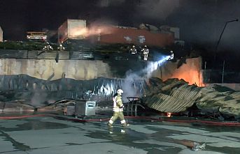 Esenyurt'ta plastik sandalye fabrikasının bahçesinde çıkan yangın söndürüldü