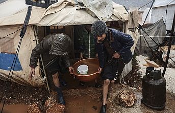 İdlib'de yerinden edilen 50 bin sivilin çadırı sular altında kaldı
