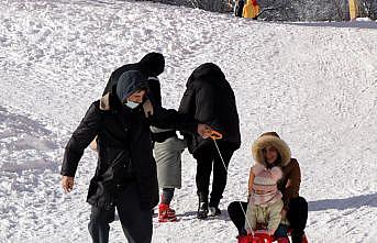 Kartepe'de kayak pistlerinin yarın beklenen yoğun kar yağışının ardından açılması planlanıyor