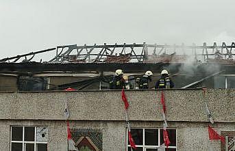 Kocaeli'de bir binanın çatısında çıkan yangın söndürüldü