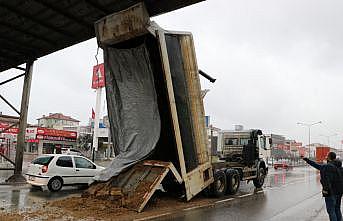Yalova'da damperi açık kalan kamyon üst geçide çarptı