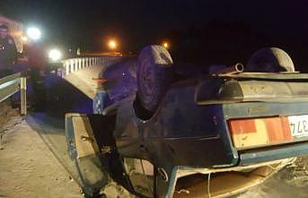 Balıkesir'de yol kenarına devrilen araçta sıkışan sürücü, itfaiye tarafından kurtarıldı
