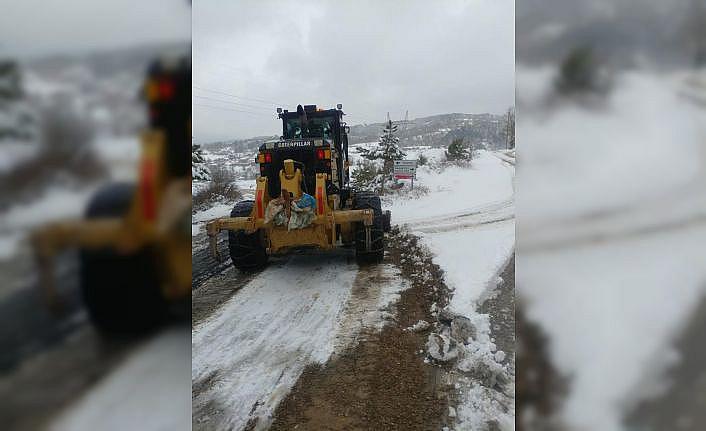Balıkesir'de yolu kardan kapanan kırsal mahallede felç geçiren hasta ekiplerin yardımıyla hastaneye ulaştırıldı