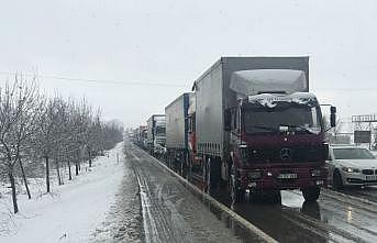 Bursa-İzmir kara yolunda kar nedeniyle ulaşımda aksamalar yaşanıyor