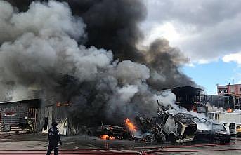 Bursa'da oto yedek parça dükkanında çıkan yangına müdahale ediliyor