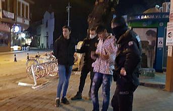 Bursa'da sokağa çıkma kısıtlamasını ihlal eden şahısların üzerinde hassas terazi ve uyuşturucu madde bulundu