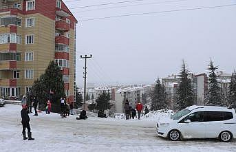 Edirne'de kısıtlamaya rağmen sokakta kayak yapanların eğlencesi polisin sireniyle sona erdi
