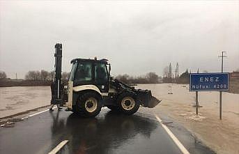 Edirne'de sağanak nedeniyle Enez-İpsala kara yolu trafiğe kapatıldı