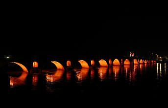 Edirne'nin gerdanlıkları Meriç ve Tunca köprüleri rengarenk ışıklandırıldı