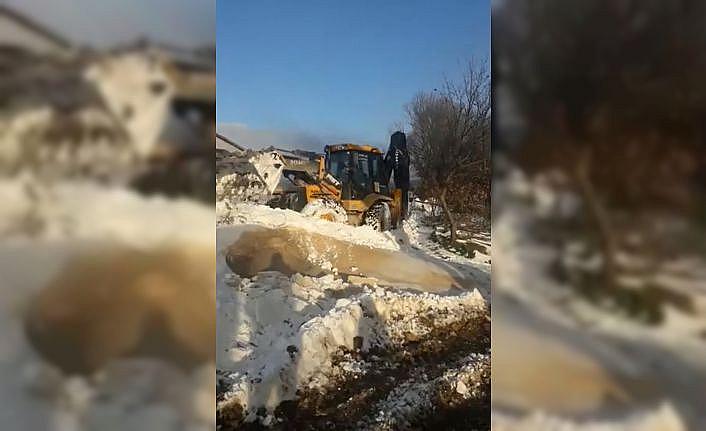 Ezel okuluna gidebilsin diye belediye ekipleri kardan kapalı köyünün yolunu açtı