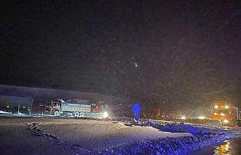 Kar ve tipiden kapanan Balıkesir-Susurluk kara yolunu açma çalışmaları sürüyor