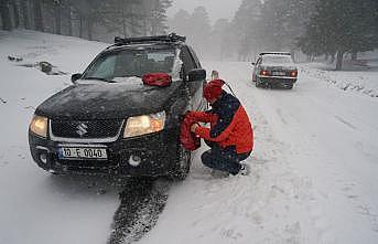 Kazdağları'nda yoğun kar nedeniyle çok sayıda araç mahsur kaldı