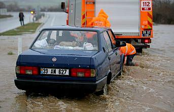 Kırklareli'nde taşkında mahsur kalan otomobildekiler itfaiye ekiplerince kurtarıldı