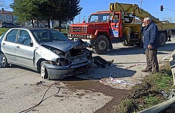 Kocaeli'de bariyere çarparak dik duran otomobilin sürücüsü yaralandı