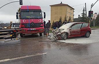 Kocaeli'de otomobil ile kamyon çarpıştı: 4 yaralı