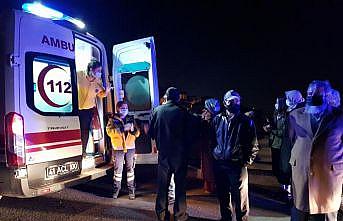Kocaeli'de refüje çarpan otobüs viyadükte asılı kaldı: 6 yaralı