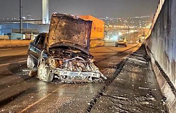 Kocaeli'de trafik kazasında alev alan otomobil yandı