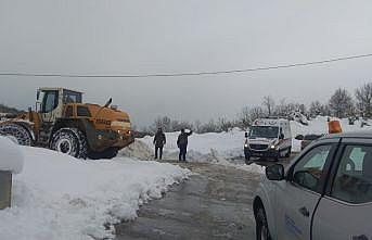 Kocaeli'de yolu kardan kapanan mahalledeki hasta için ekipler seferber oldu