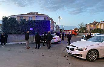 Sakarya'da 2 aracın karıştığı kazada 4 kişi yaralandı