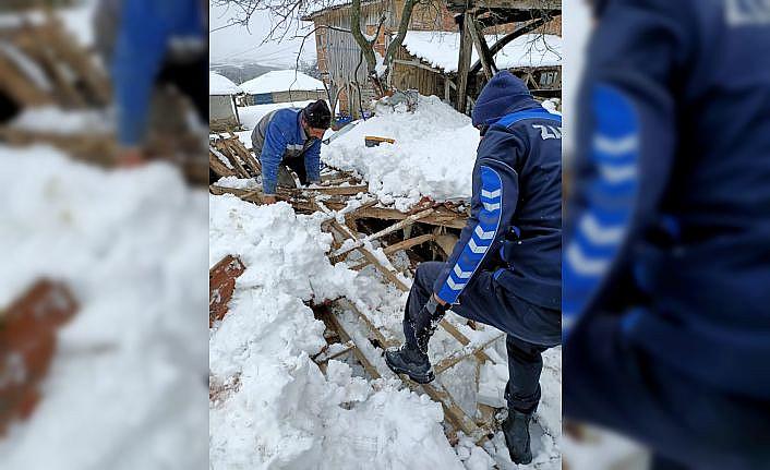 Sakarya'da kardan çöken çatının altında kalan koyunlar kurtarıldı