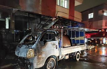 Tuzla'da doğal gaz kutusundaki patlama sonucu iki araç ve bir binada hasar oluştu