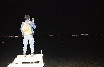 Ayvalık'ta denize atlayan yabancı uyruklu alkollü kadın Sahil Güvenlik botuyla karaya çıkarıldı