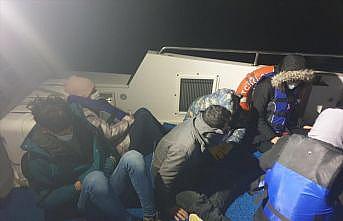 Balıkesir'de bir adada ve Çanakkale açıklarında lastik botta mahsur kalan düzensiz göçmenler kurtarıldı