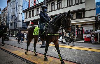 Bursa'da atlı polis birlikleri kadınlara karanfil dağıttı