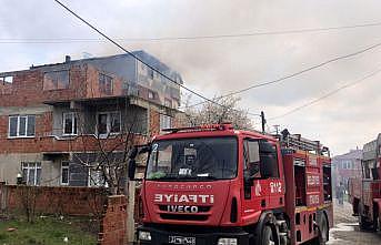 Edirne'de bacadan sıçrayan alevler çatı katındaki dairede yangına neden oldu