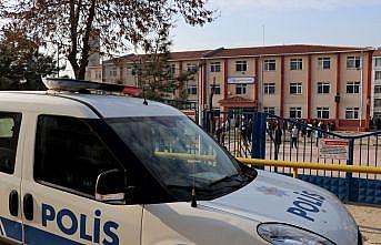 Edirne'de polis teneffüse çıkan çocukları Kovid-19 tedbirlerine uymaları yönünde uyardı