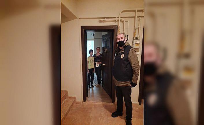 Ev ziyaretlerinin yasaklandığı Keşan ilçesinde vatandaşlar, ikametgahlarına gidilerek uyarılıyor